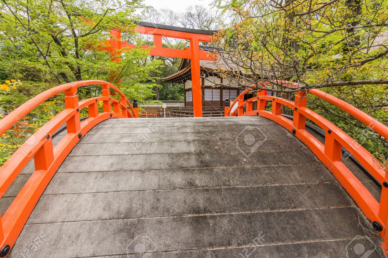 日本建築オレンジ アーチ型の橋と鳥居京都市下鴨神社で の写真素材 画像素材 Image