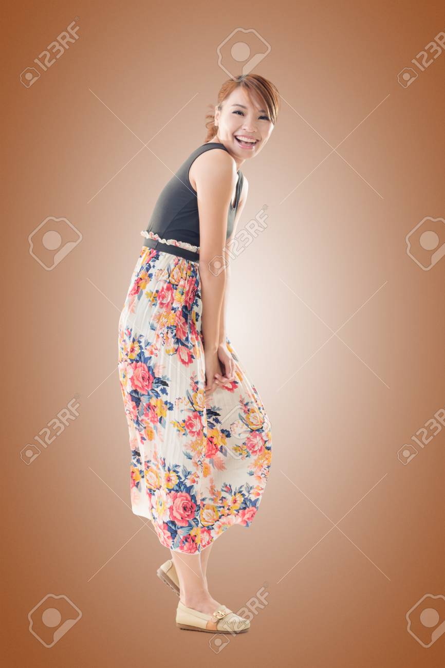 魅力的なアジアの女性マキシ丈ワンピースと分離された完全な長さ の写真素材 画像素材 Image