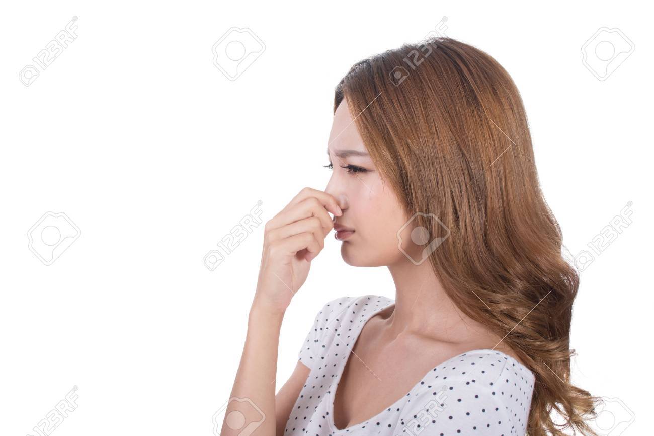 嫌なにおいのため彼女の鼻を保持している若い女性の肖像画 の写真素材 画像素材 Image 嫌なにおいのため彼女の鼻を保持している若い女性の肖像画 の写真素材 画像素材 Image