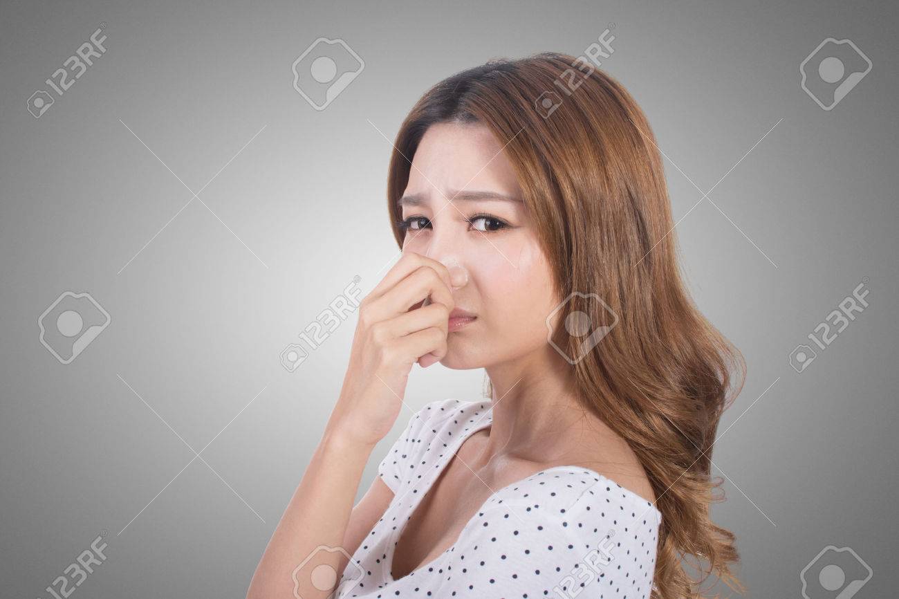 嫌なにおいのため彼女の鼻を保持している若い女性の肖像画 の写真素材 画像素材 Image 嫌なにおいのため彼女の鼻を保持している若い女性の肖像画 の写真素材 画像素材 Image