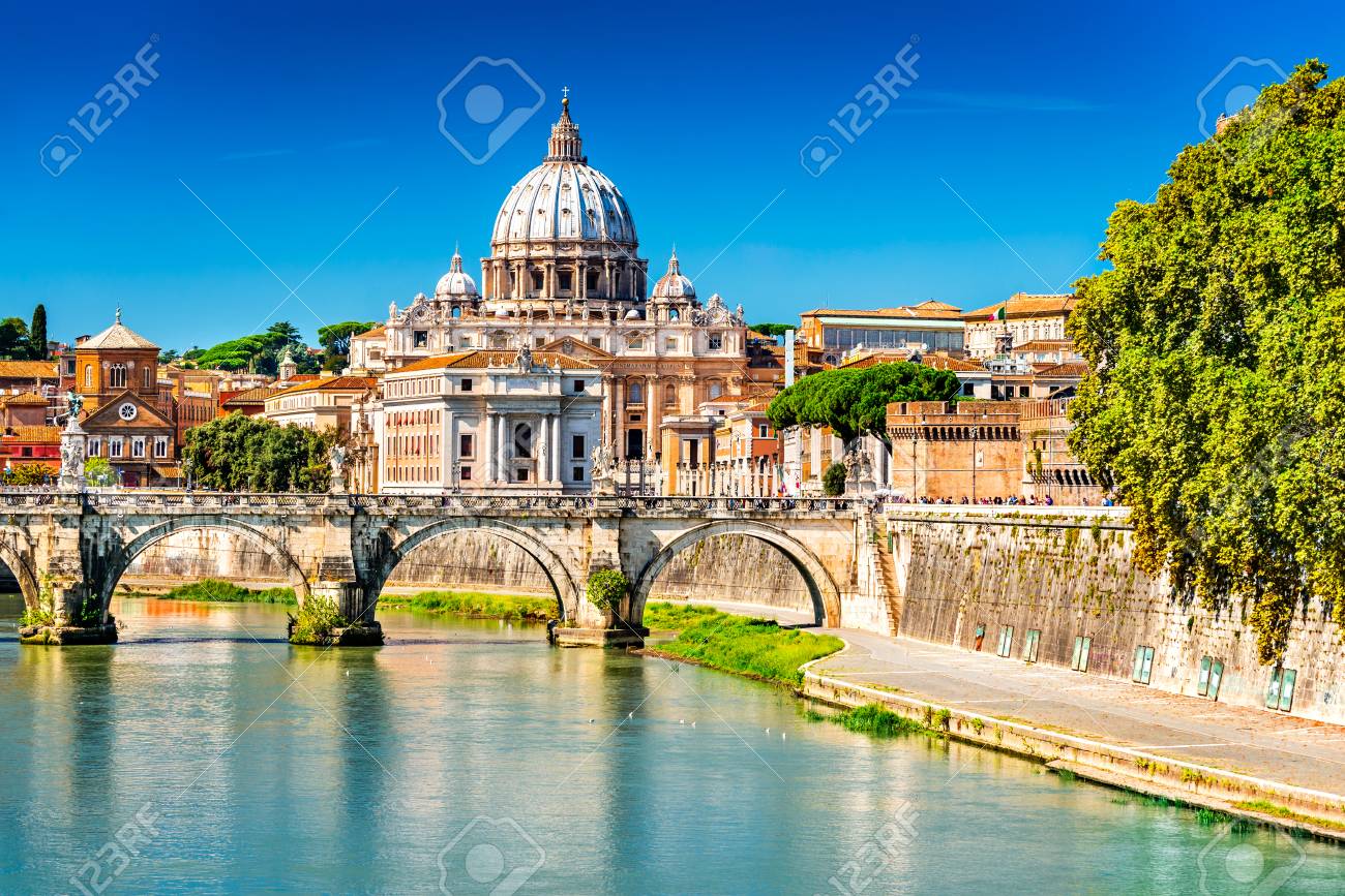 ローマ イタリア サンピエトロ寺院のドームをバチカン市国 イタリア語 サン ピエトロ テヴェレ川 サン アンジェロ橋 の写真素材 画像素材 Image