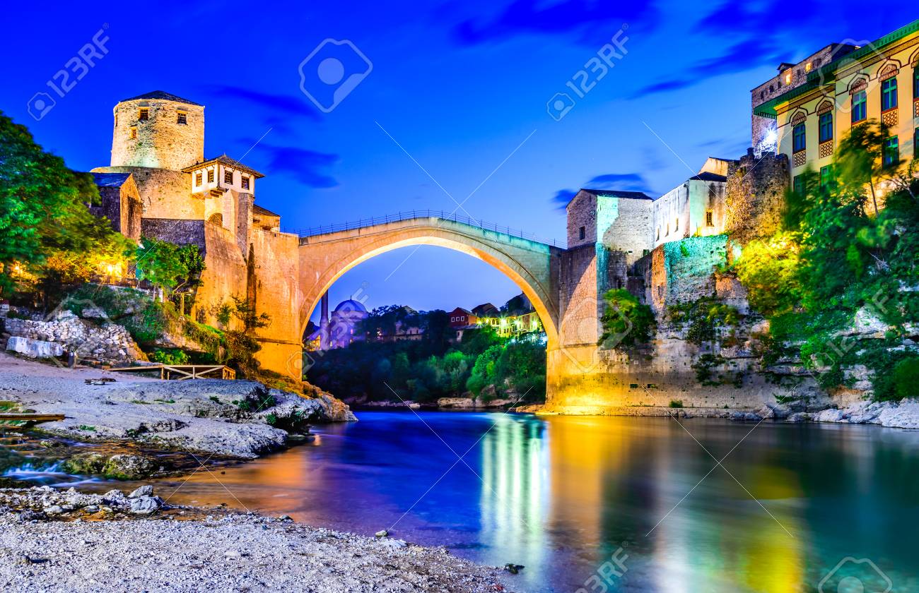 モスタル、ボスニア ・ ヘルツェゴビナ。古い橋、エメラルド川ネレトバ