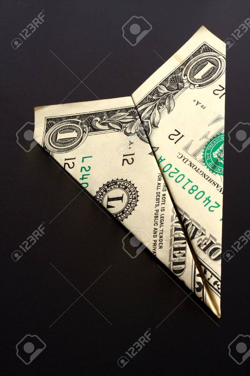 검정색 배경에 달러 지폐 비행기 로열티 무료 사진, 그림, 이미지 그리고 스톡포토그래피. Image 11084496