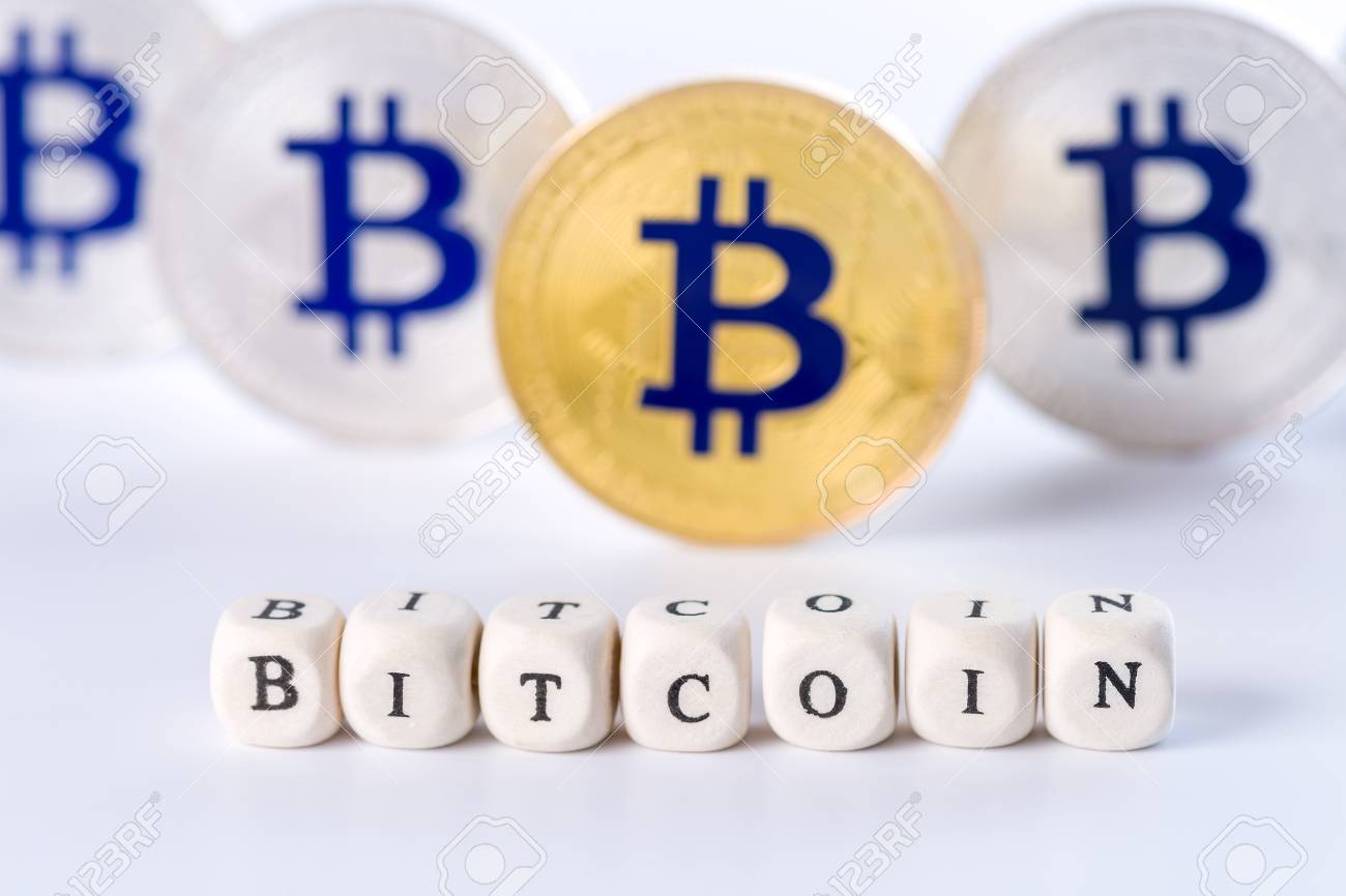 여러 개의 금색 및 은색 비트코인 동전이 흰색 배경에 서 있는 나무 블록으로 만든 단일 단어 비트코인, 암호화폐 개념 로열티 무료  사진, 그림, 이미지 그리고 스톡포토그래피. Image 96109991