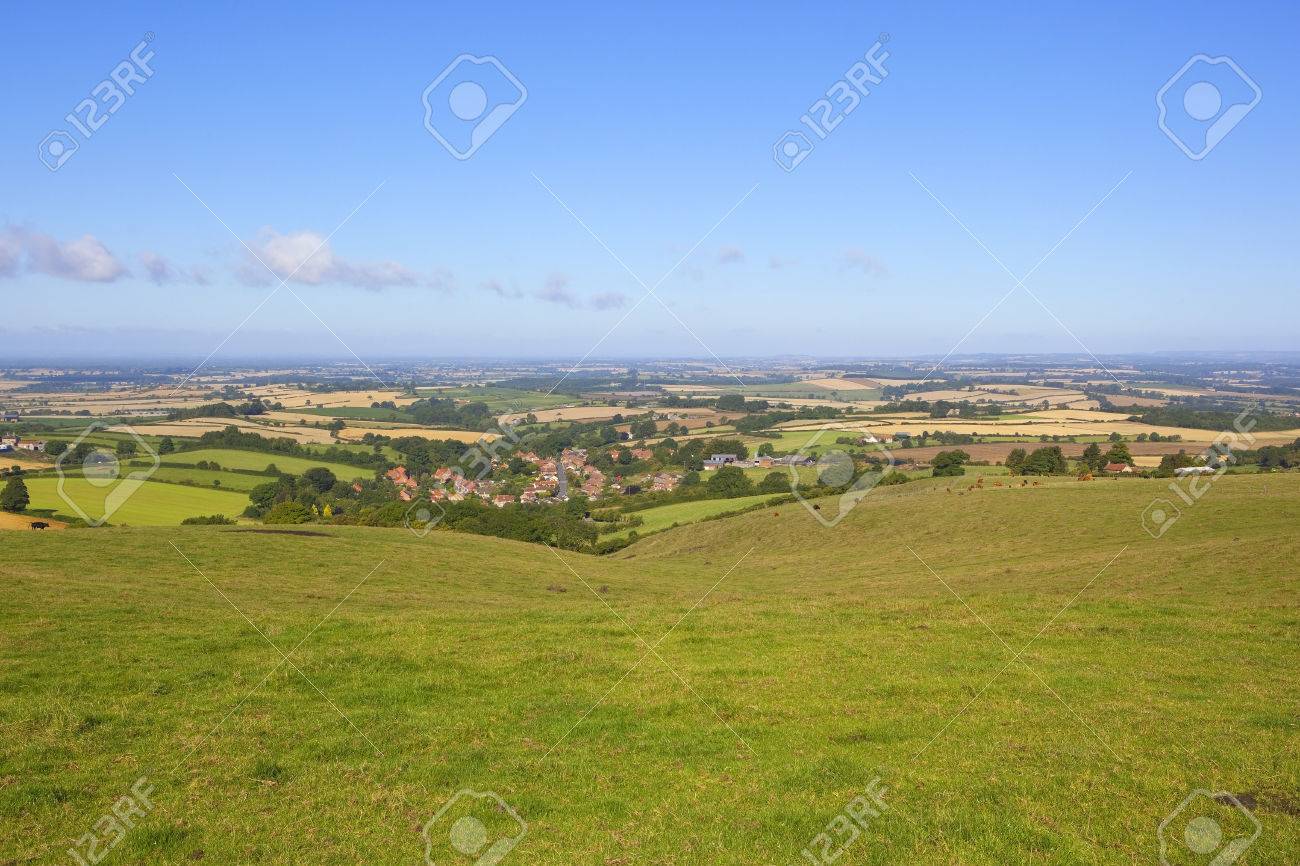 夏にヨークシャー高原上の芝生の草原から見たイギリスのヨークの Vale の写真素材 画像素材 Image