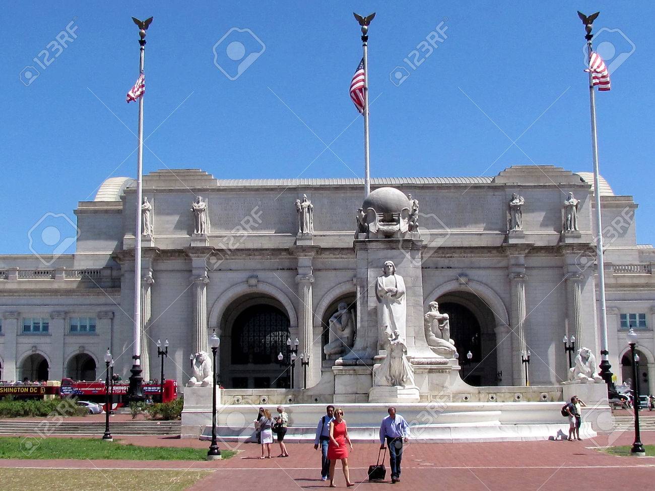 アメリカ ワシントン Dc のユニオン駅の前でコロンバス サークル の写真素材 画像素材 Image
