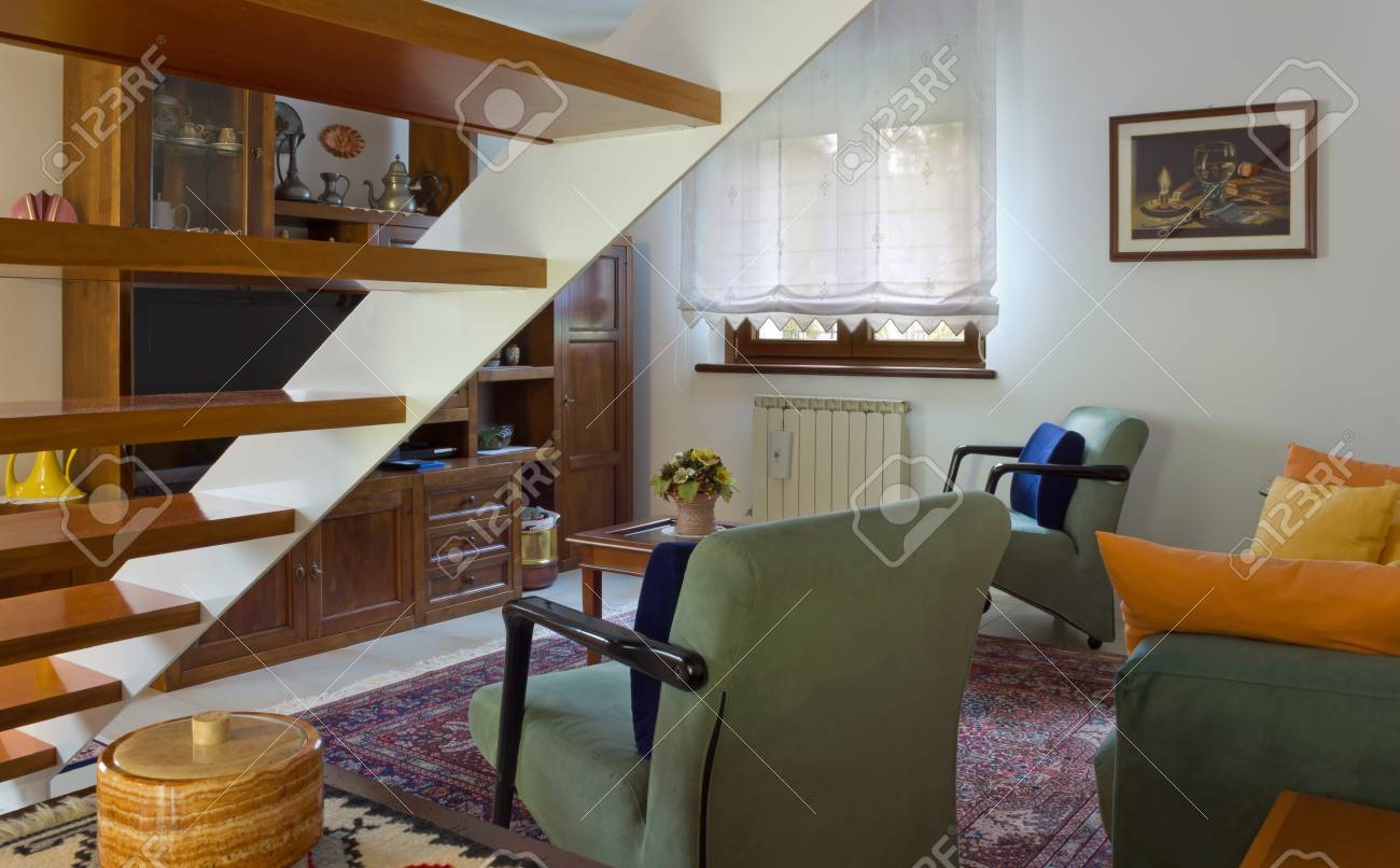 Italiaanse Klassieke Woonkamer Naast Een Houten Trap Royalty-Vrije ... Italiaanse Klassieke Woonkamer Naast Een Houten Trap Royalty-Vrije ...