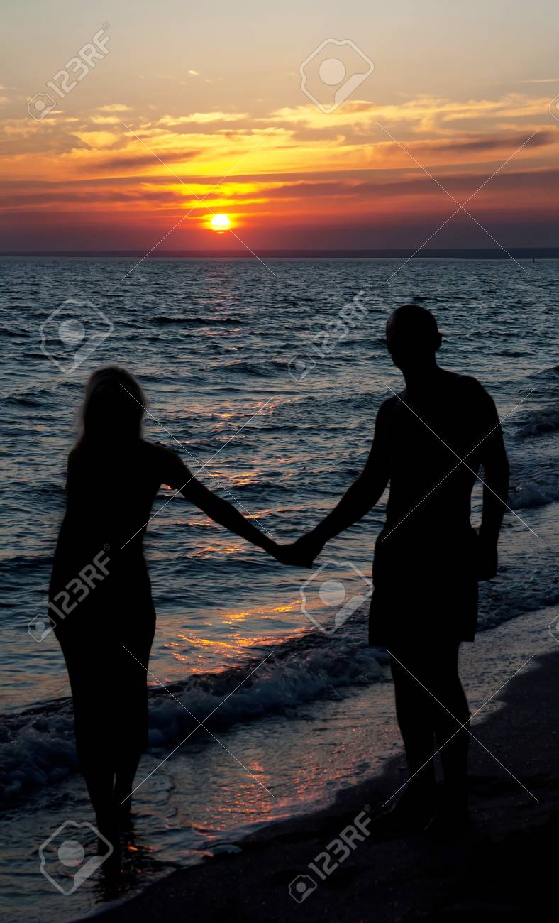 若いカップル海浜辺で夕日を背景にシルエット の写真素材 画像素材 Image 若いカップル海浜辺で夕日を背景にシルエット の写真素材 画像素材 Image