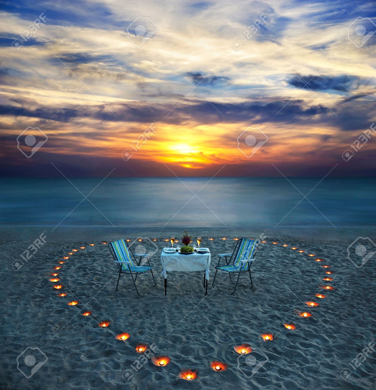 Diner Romantique Sur La Plage De La Mer Avec Le Coeur De Bougie Aux Maldives Banque D Images Et Photos Libres De Droits Image