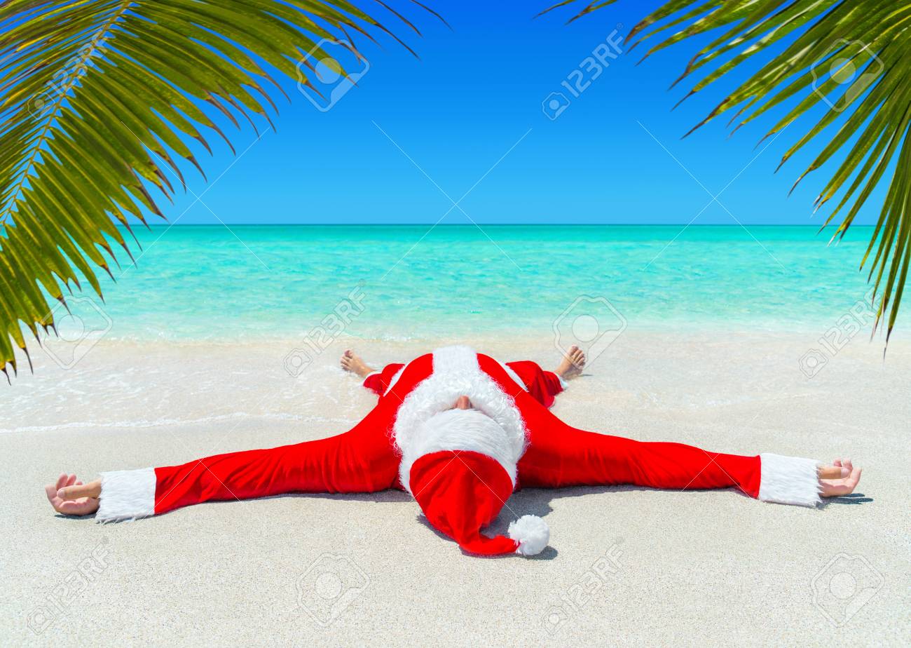 Weihnachtsmann Geniessen Sonne Im Tropischen Ozean Palmensandstrand In Turkisfarbenem Wasser Wellen Sonnenbaden Frohe Weihnachten Und Ein Gluckliches Destinationen Urlaub Reise Konzept Des Neuen Jahres Lizenzfreie Fotos Bilder Und Stock Fotografie