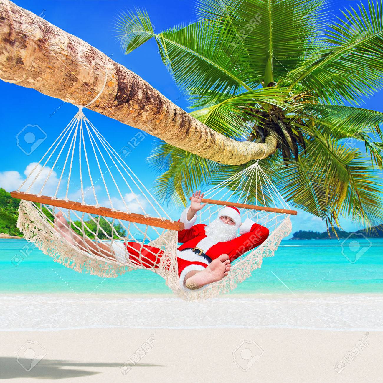 Weihnachtsmann Ein Sonnenbad In Weissen Gemutlichen Mesh Hangematte Im Schatten Der Palme Kokosnuss Auf Sandigen Meeresinselstrand Gluckliches Neues Jahr Und Frohe Weihnachten Reiseziel Fur Tropisch Konzept Lizenzfreie Fotos Bilder Und Stock Fotografie
