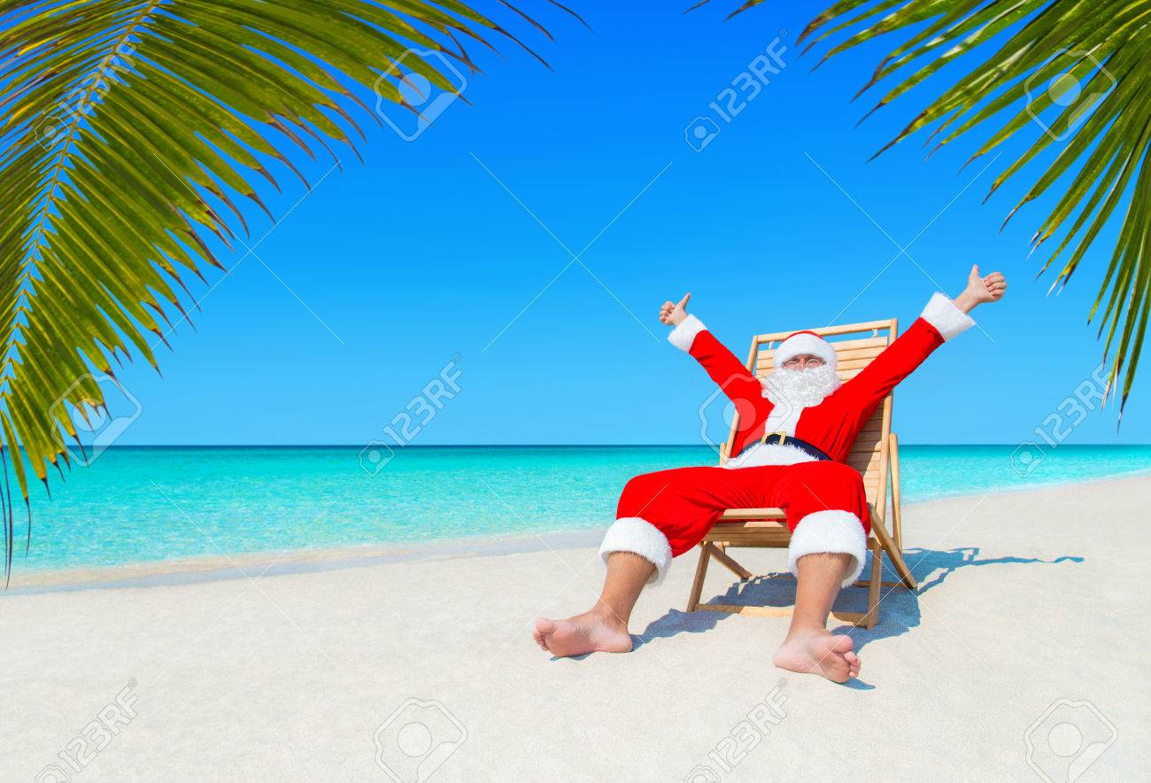 Weihnachtsmann Auf Strandstuhl Am Meer Sand Tropischen Strand Daumen Nach Oben Positive Hande Gestikulieren Unter Blattern Palme Gluckliches Neues Jahr Und Frohe Weihnachten Reiseziel Konzept Lizenzfreie Fotos Bilder Und Stock Fotografie Image