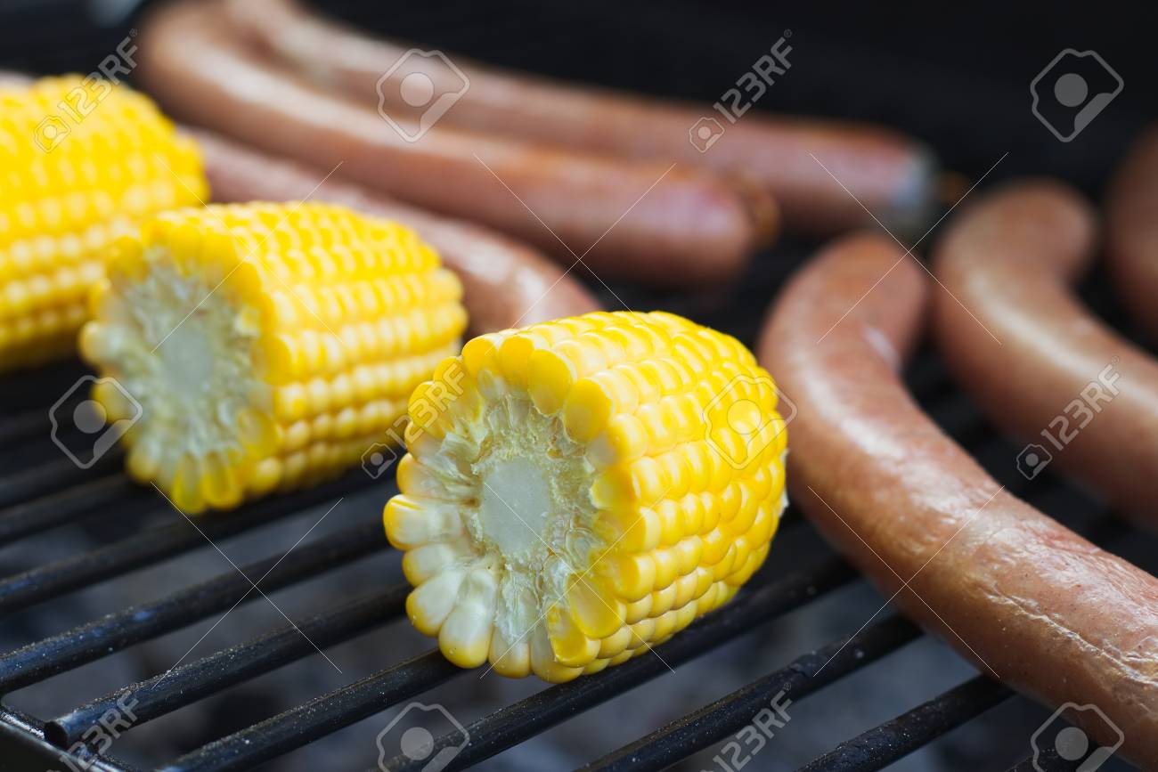 Maiskolben Und Wurstchen Auf Grill Grillparty Outddor Im Garten Grillen Traditioneller Grillgerichte Lizenzfreie Fotos Bilder Und Stock Fotografie Image 95238326