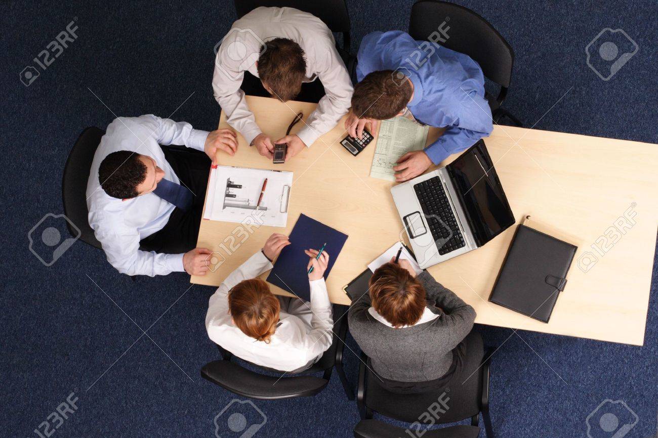 リーダーシップ ブレーンストーミング 5 ビジネスマン 会議テーブルの周りに集まった 空中ショット テーブルの真上から撮影 の写真素材 画像素材 Image