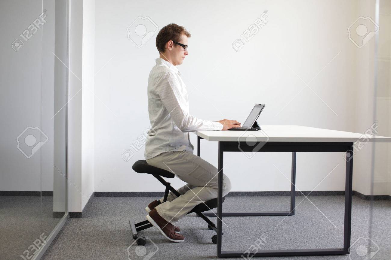 Position Assise Correcte Au Bureau Avec Tablette Homme Sur Une Chaise A Genoux Banque D Images Et Photos Libres De Droits Image 22284943 Position Assise Correcte Au Bureau Avec Tablette Homme Sur Une Chaise A Genoux Banque D Images Et Photos Libres De Droits Image 22284943