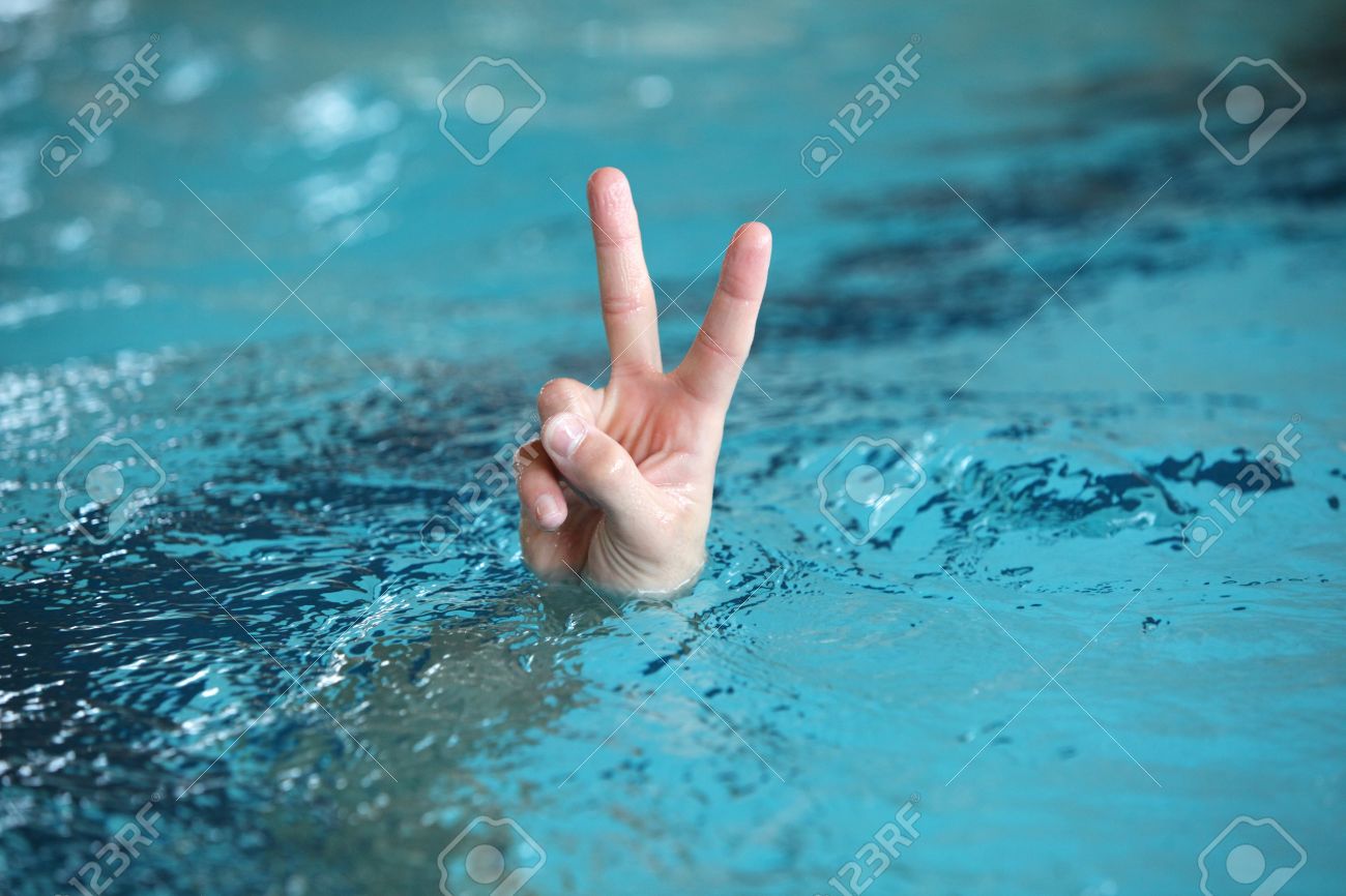 Увлажняет кожу рук иконка. Что означает рука в воде. На рисунках изображены знаки. Знак тазик с водой. Знак тазик с водой три волны и рука.