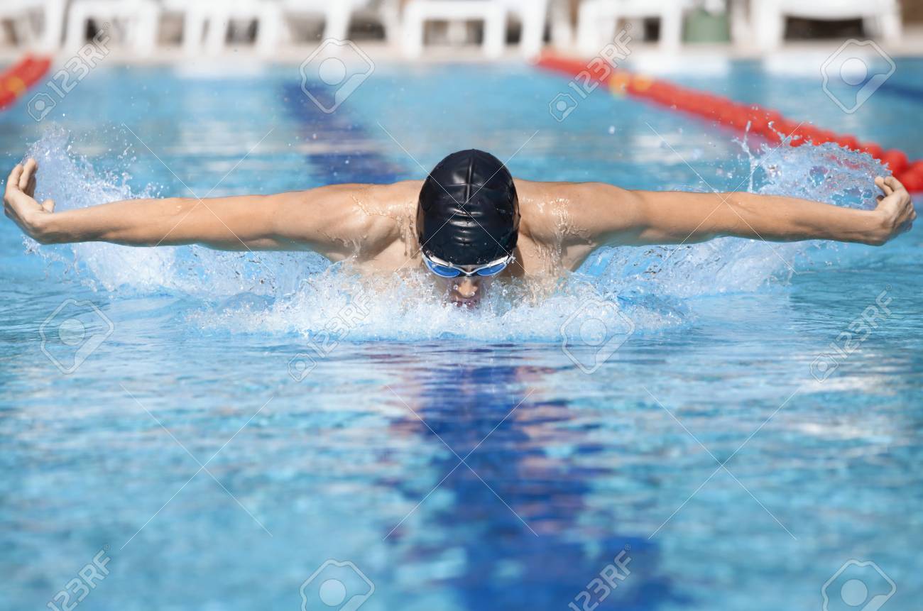 バタフライ泳法のプールで実行する呼吸キャップの水泳選手 ダイナミックとフィット の写真素材 画像素材 Image