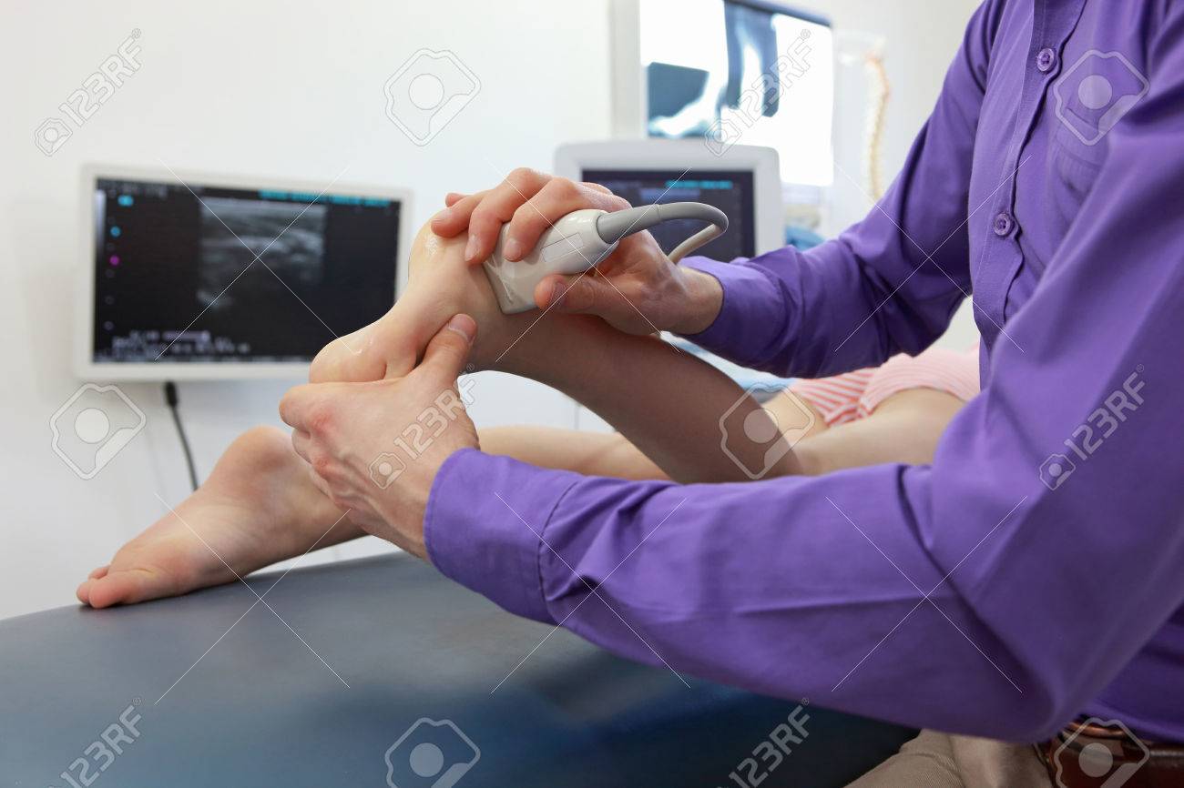 ultrasound of caucasian girl's ankle - diagnosis, close up - 73847512 ultrasound of caucasian girl's ankle - diagnosis, close up - 73847512