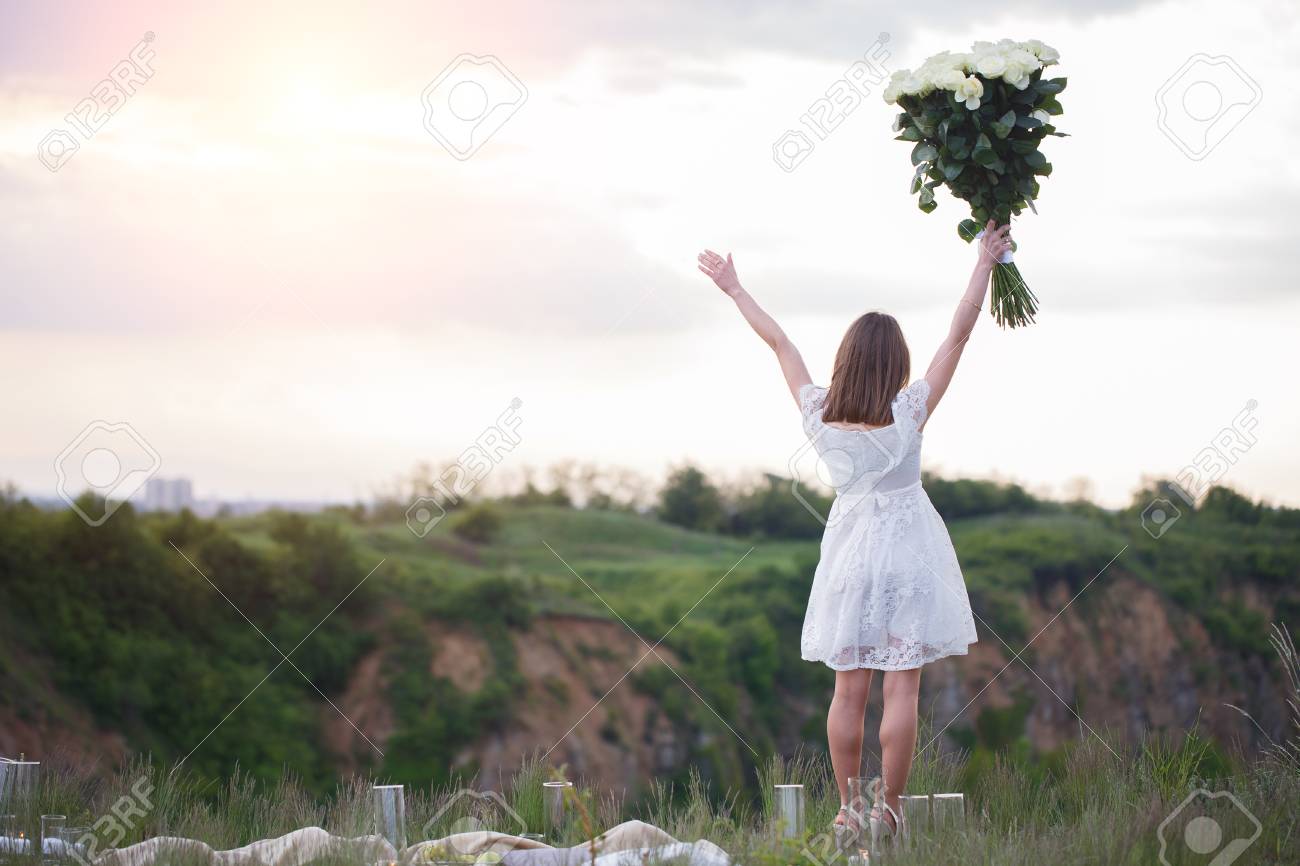 白いバラの大きな花束を持って白いドレスを着て幸せな女の子 の写真素材 画像素材 Image