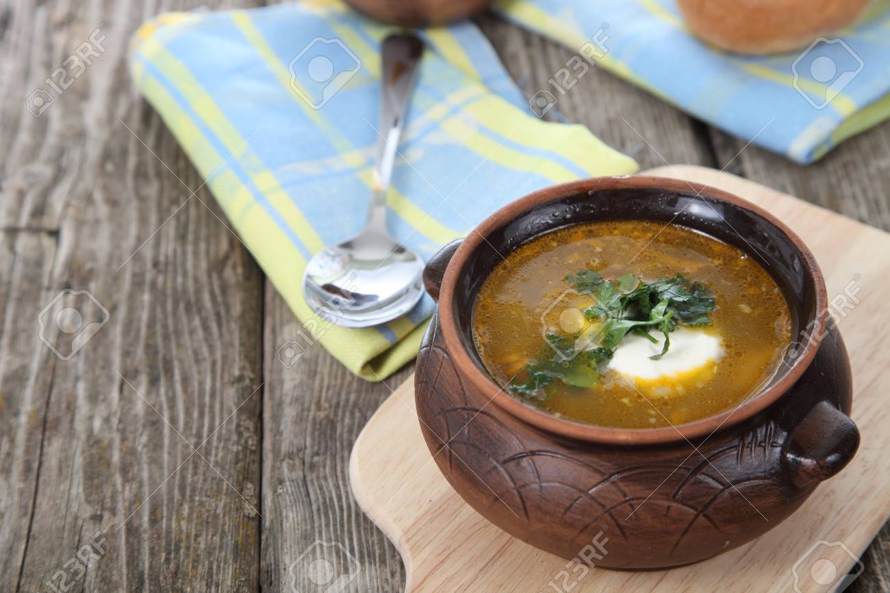 古い木製のテーブルに粘土鍋にキャベツのスープ の写真素材 画像素材 Image 39373614