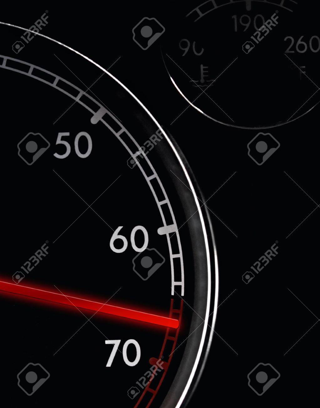 車タコメータ 上矢印 赤レッド ゾーンでダッシュ ボードを閉じる の写真素材 画像素材 Image