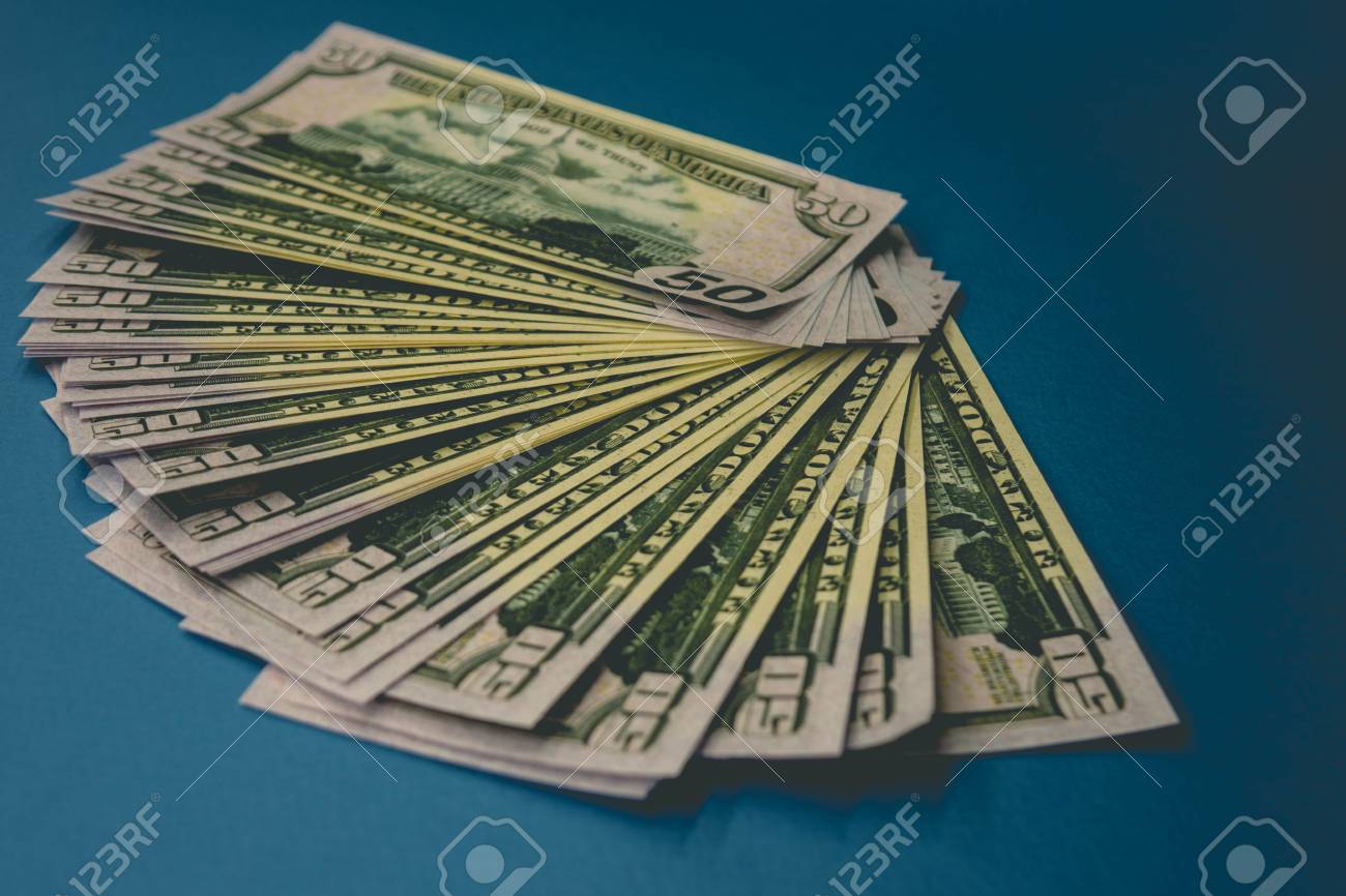 파란색 배경에 고립 된 50 달러 지폐 팩 로열티 무료 사진, 그림, 이미지 그리고 스톡포토그래피. Image 125118084