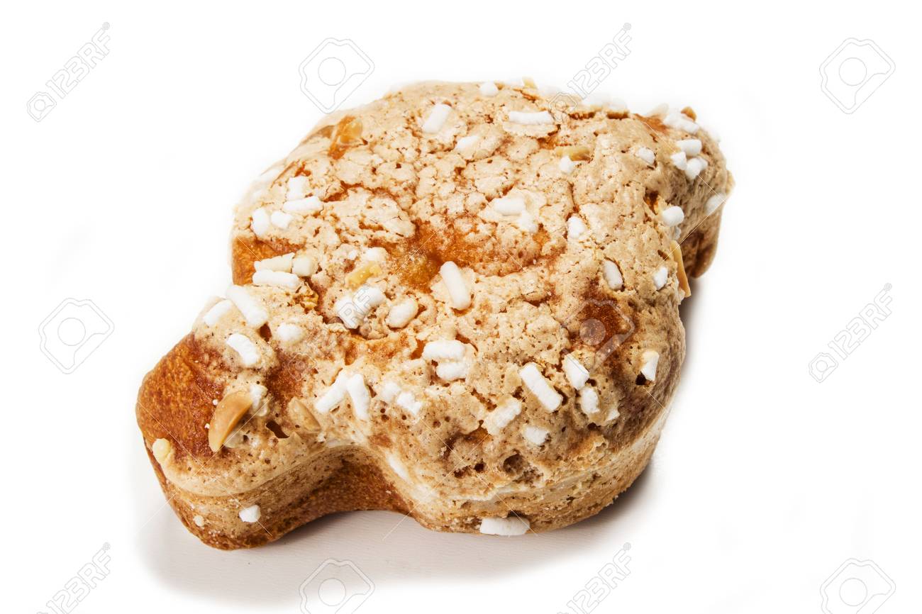 白い背景の上の鳩の形でイタリアのイースター ケーキ の写真素材 画像素材 Image 3161