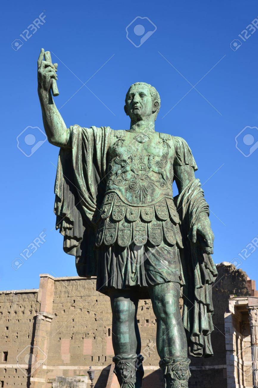 Estatua De Julio César, Emperador De Roma Fotos, Retratos, Imágenes Y Fotografía De Archivo Libres De Derecho. Image 17092813.