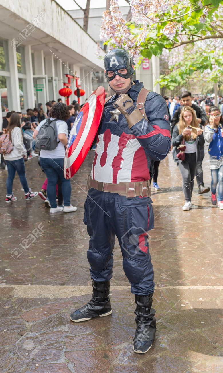 ナポリ イタリア 4 月 22 日 コスプレ キャプテン アメリカ間にポーズ 18 版国際漫画コミコンの 16 年 4 月 22 日にナポリで の写真素材 画像素材 Image