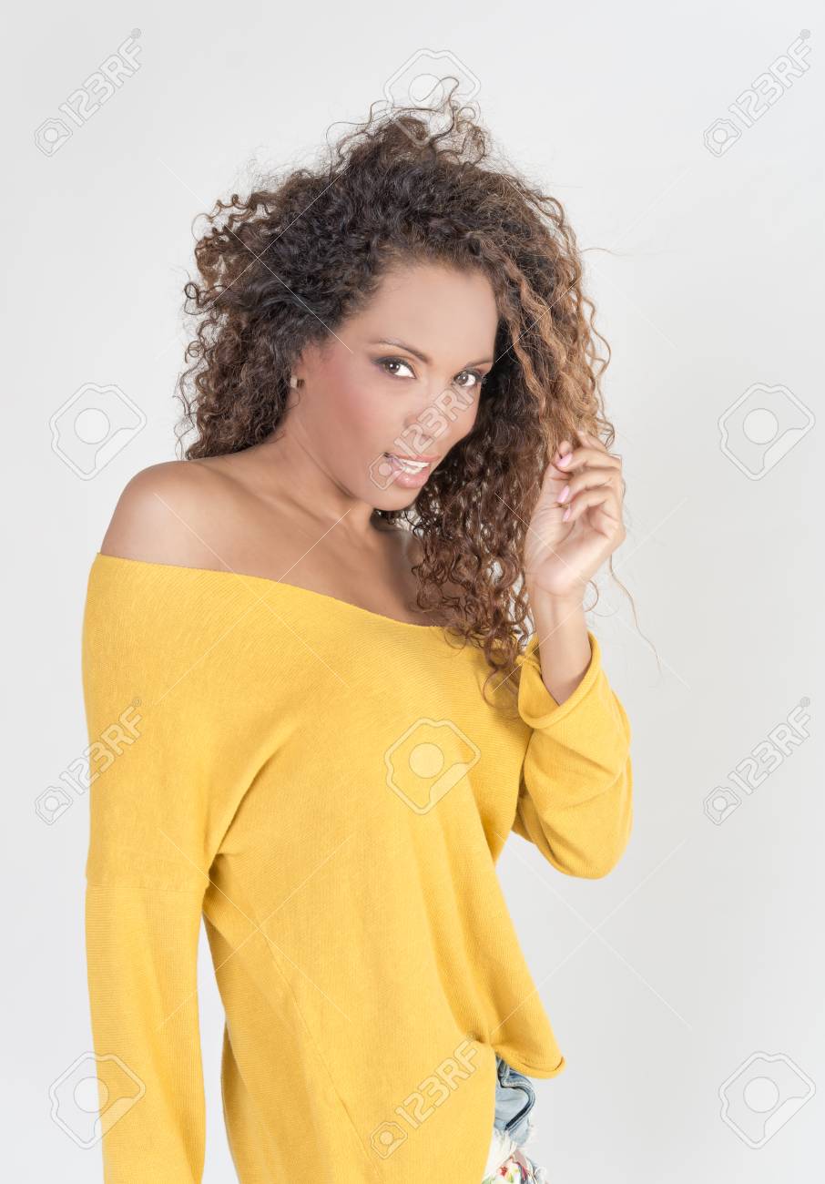 巻き髪と黄色いセーターを着て笑顔のブラジル女性 の写真素材 画像素材 Image 巻き髪と黄色いセーターを着て笑顔のブラジル女性 の写真素材 画像素材 Image