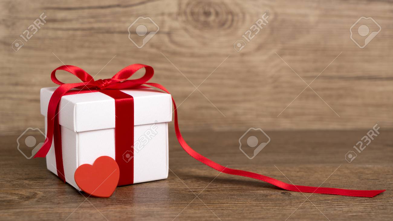 木製の背景のギフト ボックス 赤いリボン バレンタインデーの贈り物 の写真素材 画像素材 Image