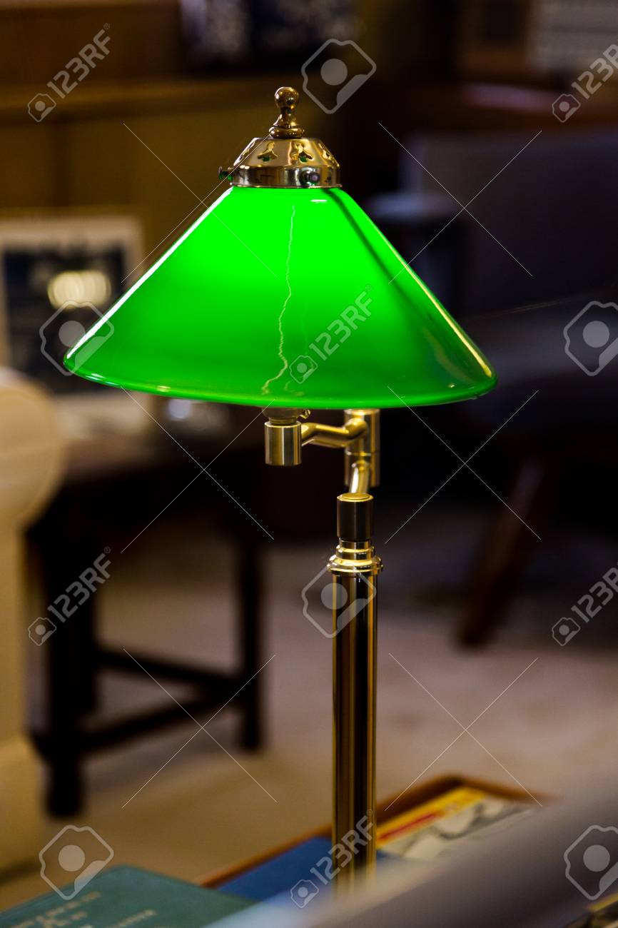 Vintage Mise Sur Lampe Verte Dans Le Bureau Sur La Machine A Ecrire Des Mauvaises Entreprises Close Up Croissance Banque D Images Et Photos Libres De Droits Image 85066191