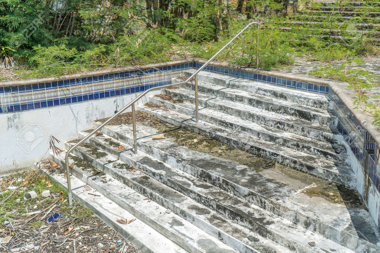 Hurricane causes damages to La belle creole building in the caribbean island of st.martin. - 152082243 Hurricane causes damages to La belle creole building in the caribbean island of st.martin. - 152082243