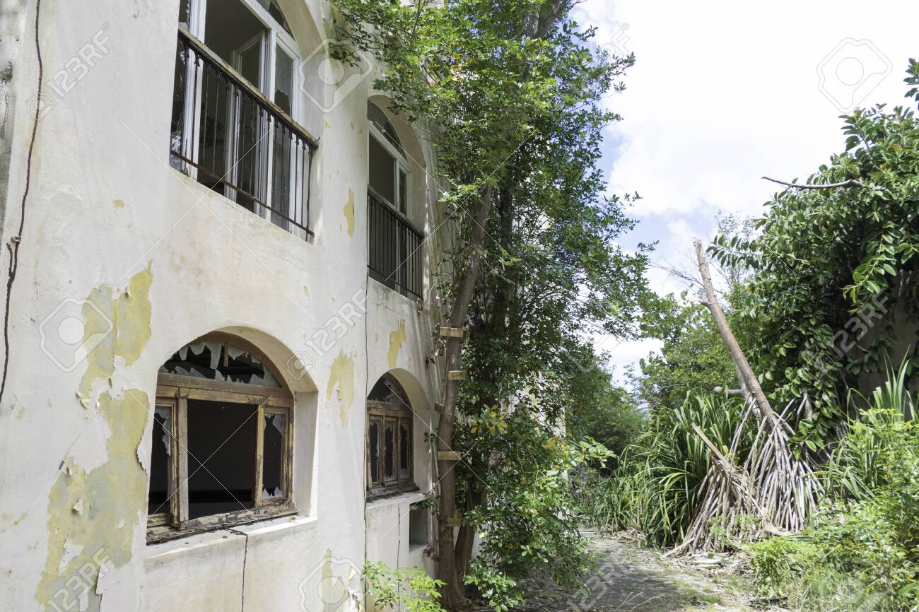 Hurricane causes damages to La belle creole building in the caribbean island of st.martin. - 152082247 Hurricane causes damages to La belle creole building in the caribbean island of st.martin. - 152082247