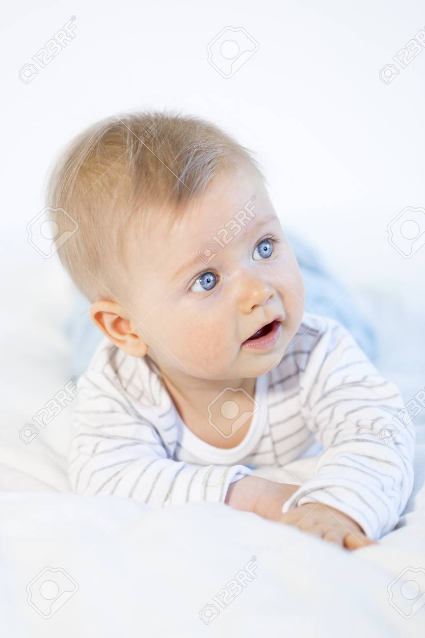 Beau Bebe Garcon Couche Dans Son Lit Sur Fond Blanc Banque D Images Et Photos Libres De Droits Image Beau Bebe Garcon Couche Dans Son Lit Sur Fond Blanc Banque D Images Et Photos Libres De Droits Image