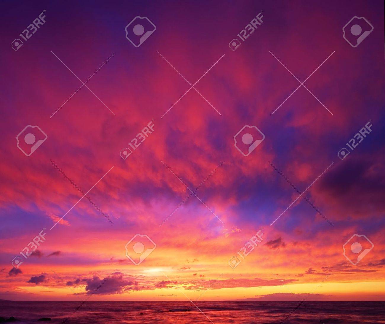 ハワイの劇的な鮮やかな夕日 の写真素材 画像素材 Image