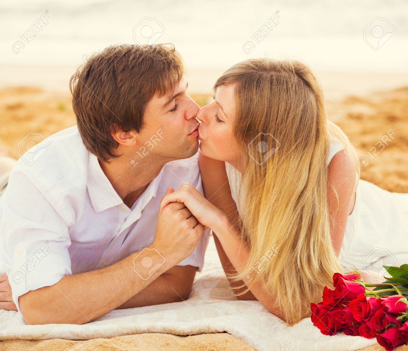Jeune Couple Dans L Amour L Homme Et La Femme Attirante Appreciant Date Romantique Sur La Plage Au Coucher Du Soleil Banque D Images Et Photos Libres De Droits Image