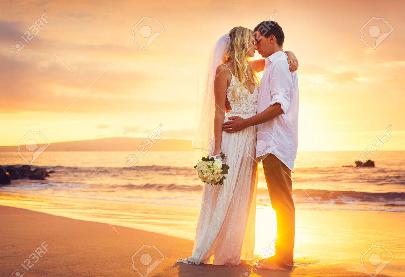 Mariee Et Le Marie Embrasser Au Coucher Du Soleil Sur Une Belle Plage Tropicale Romantique Couple Marie Banque D Images Et Photos Libres De Droits Image