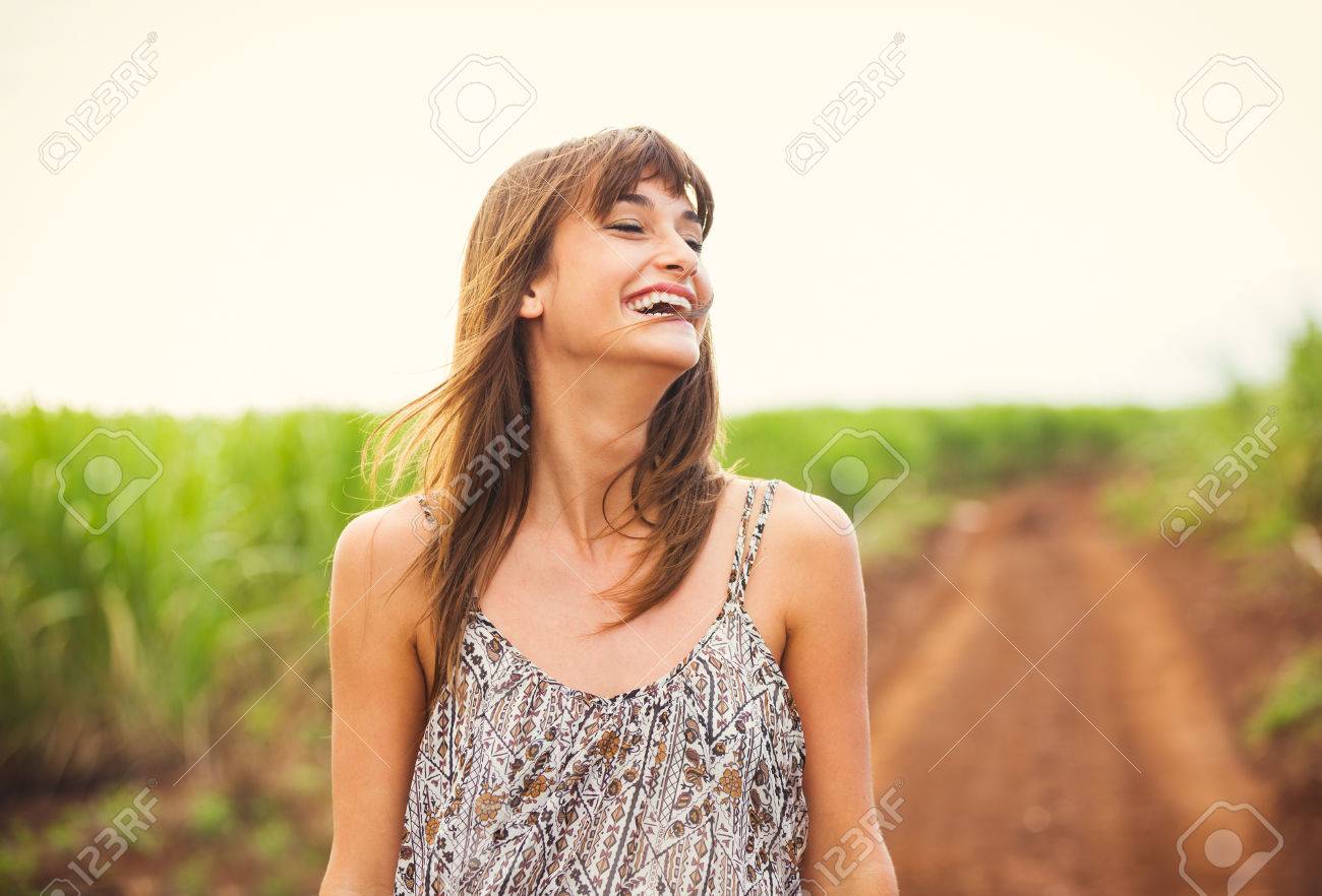 外の日当たりの良い夏の日に美しい女性の笑みを浮かべて 幸せな女の子 笑って 笑顔します 屈託のない健康的なライフ スタイル の写真素材 画像素材 Image