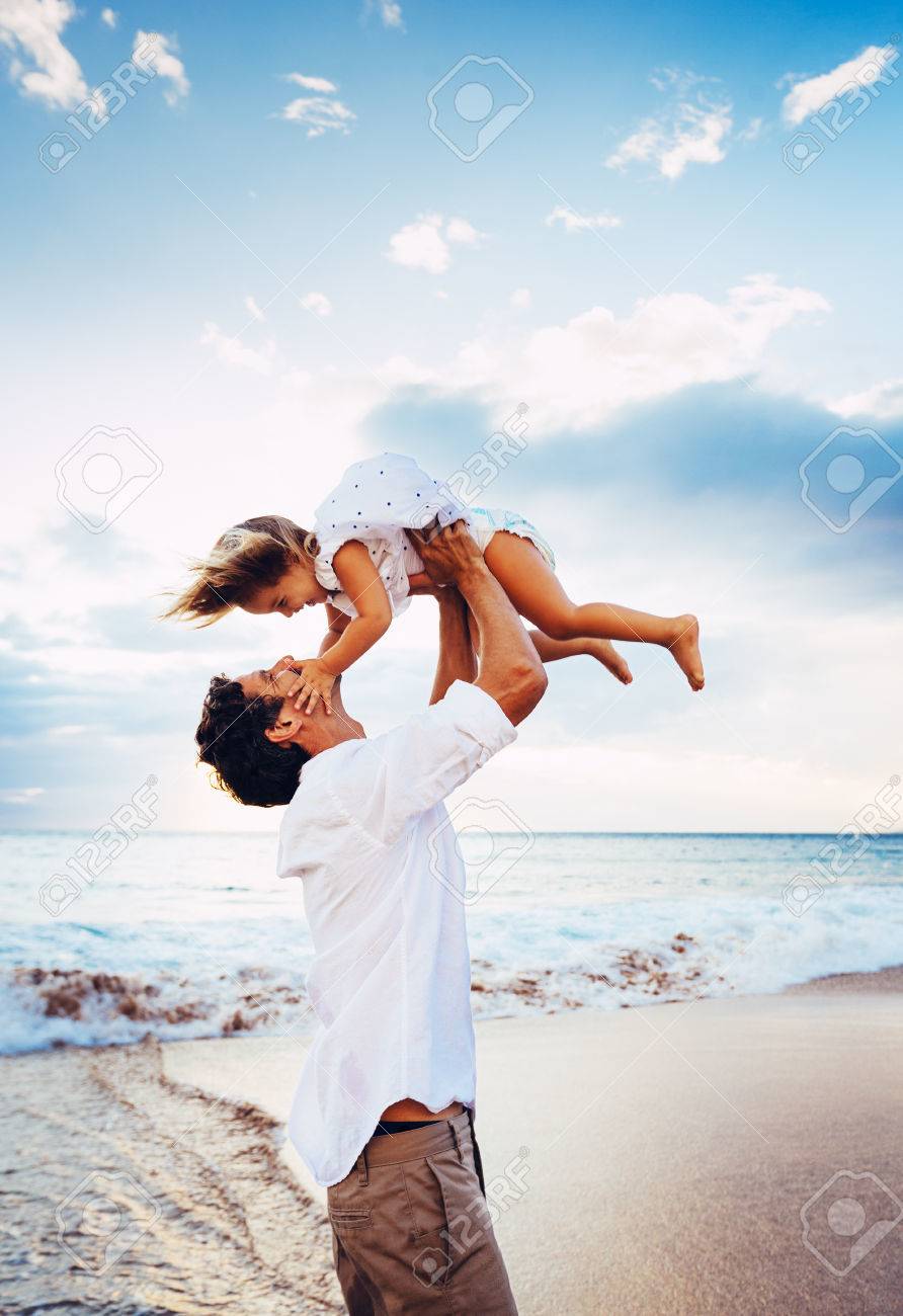 健康的な愛情のある父と娘の日没の幸せな楽しいライフ スタイルを笑顔でビーチで一緒に演奏 の写真素材 画像素材 Image