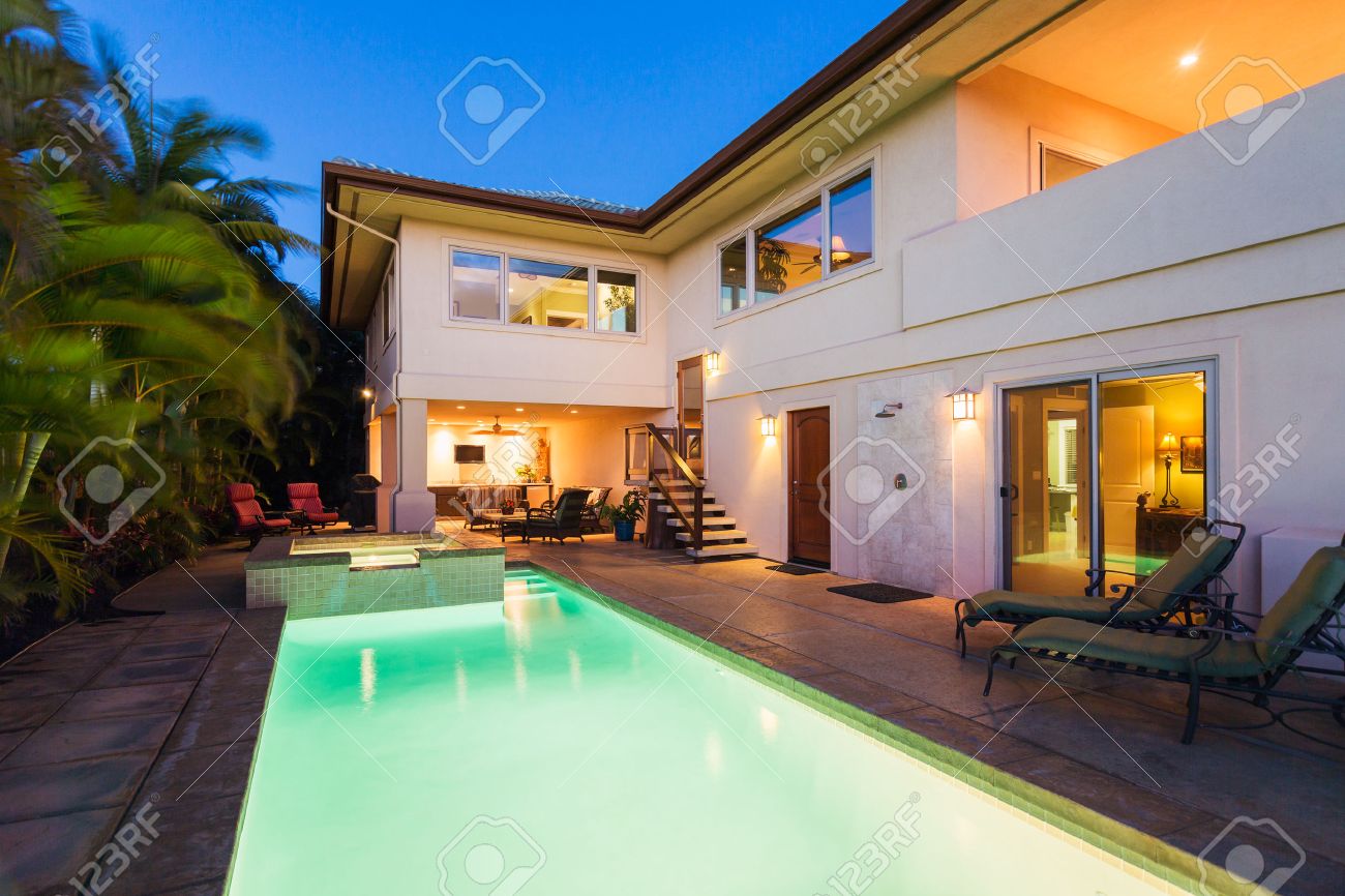 Casa di lusso con piscina e vasca idromassaggio al tramonto foto ...