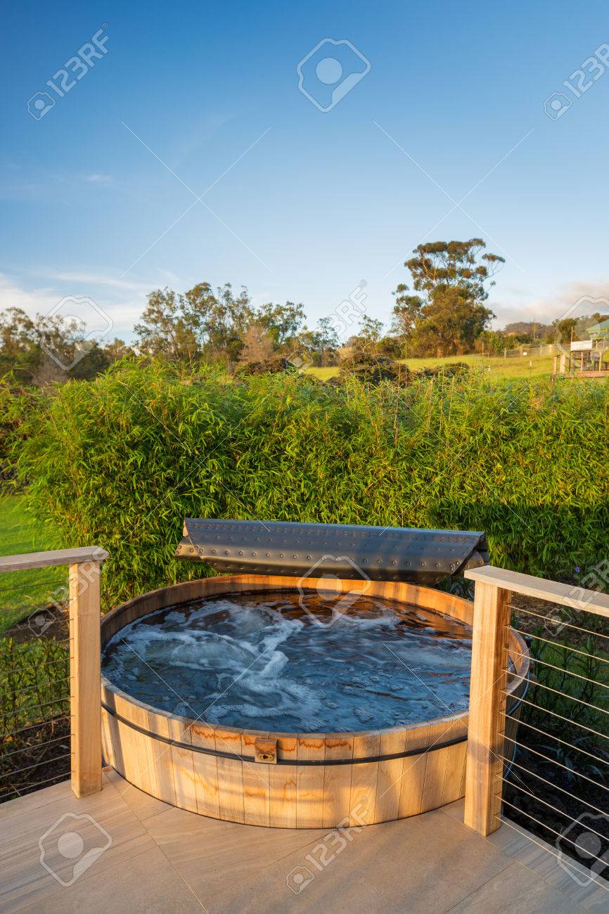 Schöne Holz Jacuzzi-Whirlpool Im Freien An Deck Lizenzfreie Fotos ... Schöne Holz Jacuzzi-Whirlpool Im Freien An Deck Lizenzfreie Fotos ...