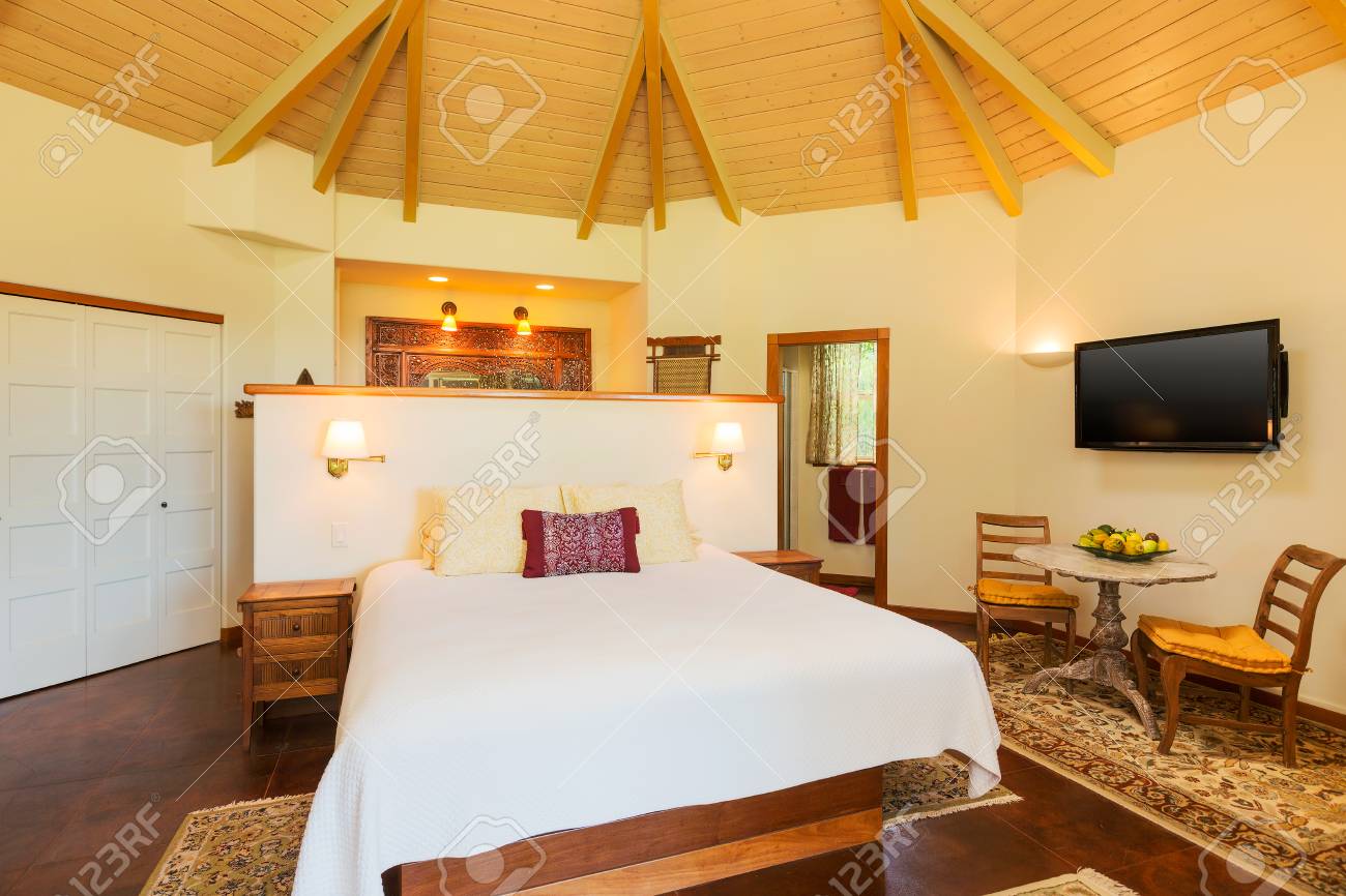 Romantisch Gemutliches Schlafzimmer Mit Holzfussboden Startseite Interior Design Lizenzfreie Fotos Bilder Und Stock Fotografie Image 33847598