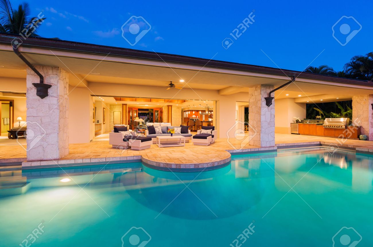 Schones Luxushaus Mit Pool At Sunset Lizenzfreie Fotos Bilder Und Stock Fotografie Image 42845657