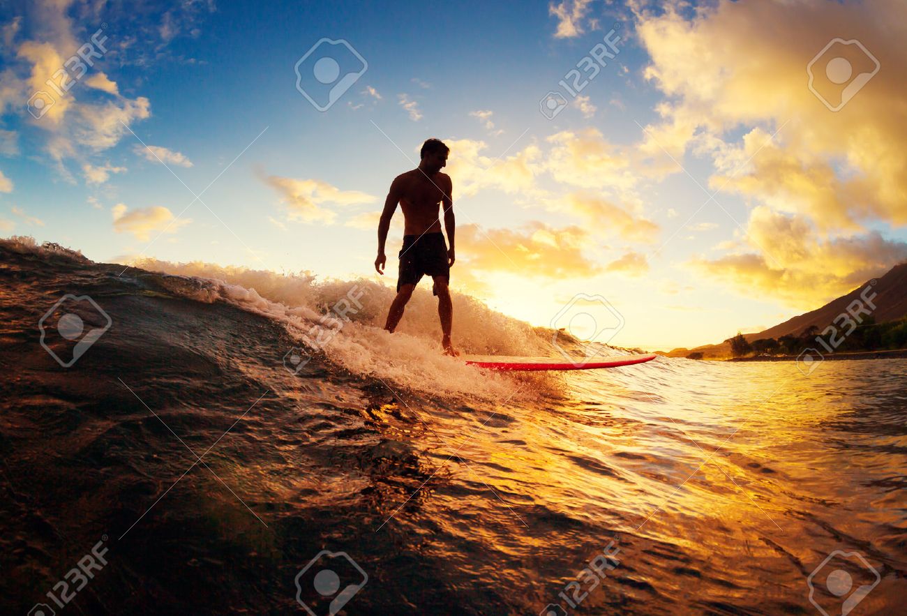 日没でサーフィン 夕暮れの波に乗って若い男 屋外のアクティブなライフ スタイル の写真素材 画像素材 Image 日没でサーフィン 夕暮れの波に乗って若い男 屋外のアクティブなライフ スタイル の写真素材 画像素材 Image