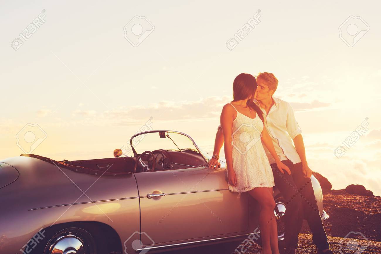 ロマンチックなカップル魅力的な夕日とクラシック ビンテージ スポーツ車のキス の写真素材 画像素材 Image ロマンチックなカップル魅力的な夕日とクラシック ビンテージ スポーツ車のキス の写真素材 画像素材 Image