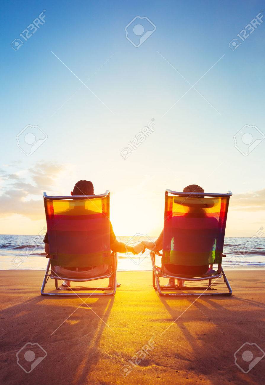 Retirement Urlaub Konzept Happy Alteres Ehepaar Im Ruhestand Geniessen Schone Sonnenuntergang Am Strand Lizenzfreie Fotos Bilder Und Stock Fotografie Image 48837288