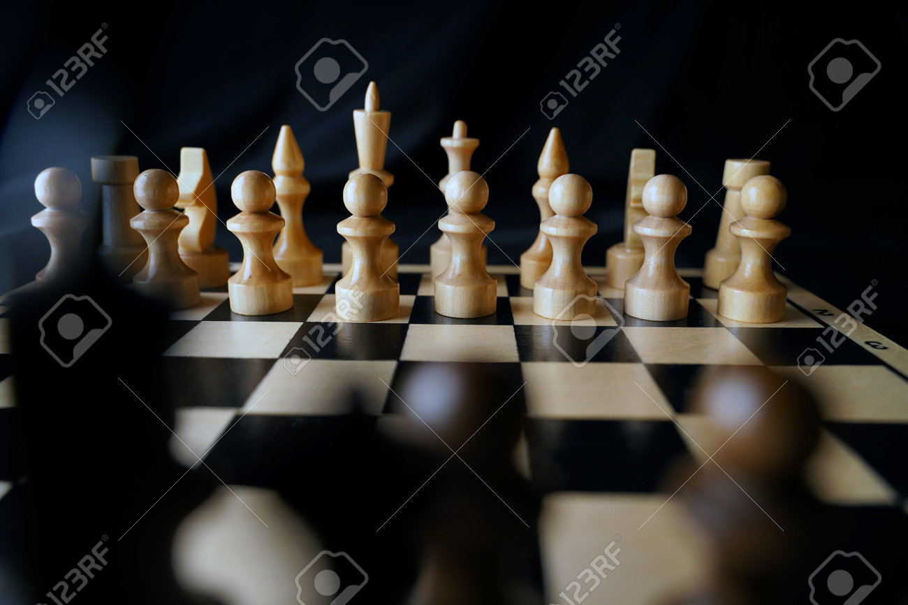 Jogo De Xadrez. Peças Brancas De Xadrez Na Posição Inicial Do Tabuleiro De Xadrez Isoladas Sobre Fundo Preto. Imagem de Stock - Imagem de batalha, disastre: 273423627