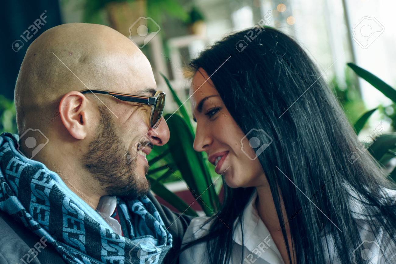 جار ملتحي شهواني يعانق زوجة أب عربية مثيرة