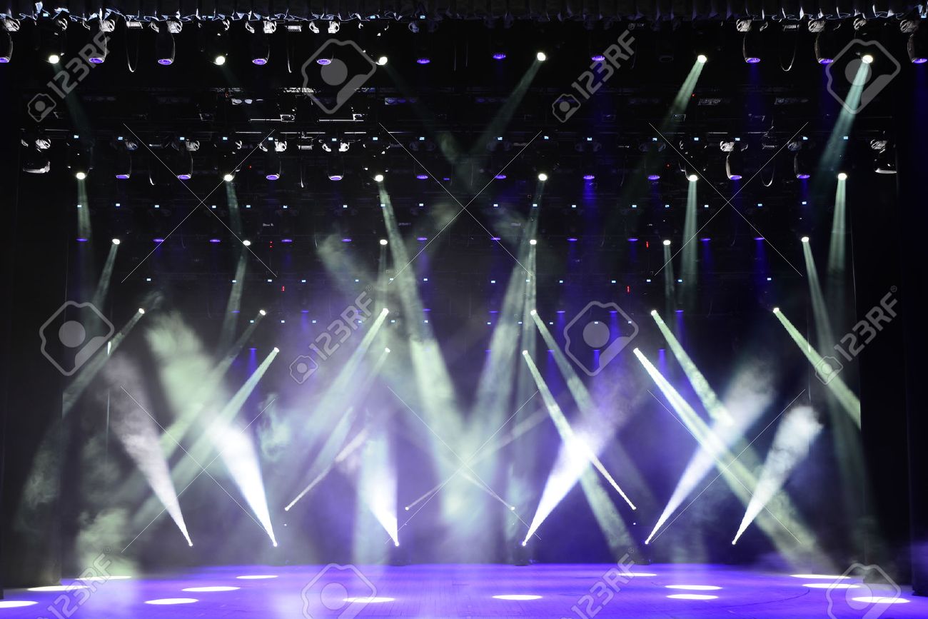 煙と一緒に空のコンサート ステージの照明 の写真素材 画像素材 Image